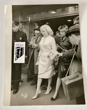 MARILYN MONROE 1961 Leaving Columbia Presbyterian Hospital by Paul Slade RARE+++ picture