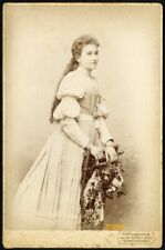 pretty girl, actress w long hair, flowers, antique Cabinet Card, 1897 Vienna picture