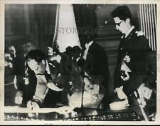 1951 Press Photo King Leopold of Belgium Signs Abdication Papers in Trone Room picture