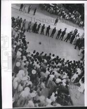 1961 Press Photo Mexican troops controlling crowds at Chilpancingo, Guerrero picture