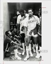 1979 Press Photo Houston Rockets basketball players pass opponents at halftime picture