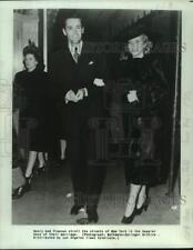 1961 Press Photo Henry And Frances Fonda Strolling In New York City - lrx53476 picture
