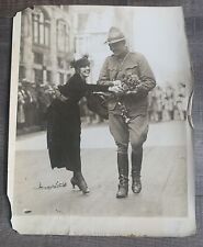 Antique 1917 Press Photo WWI US 12th Regiment Soldier Gets Flowers Young Woman picture