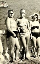 1970s Vintage Photo Three Pretty Curvy Women Bikini Man Sea beach VTG ORG PHOTO picture