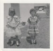 YOUNG GIRLS FROM BEFORE Found PHOTOGRAPH bw  Snapshot   92 11 Z picture