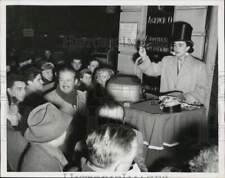 1956 Press Photo Suzanne LePage selling pens in saleswomen's contest, Paris picture