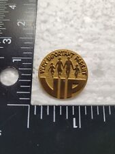 VERY IMPORTANT PARENT VIP HAT LAPEL PIN PIN BACK USED (F0558) picture