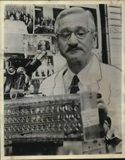1963 Press Photo Dr. Albert Sabin in His Laboratory at University of Cincinnati picture
