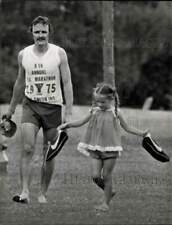 1976 Press Photo Man and child at Miami Bicentennial Marathon in Florida picture