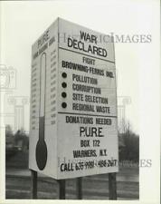 1989 Press Photo Browning-Ferris Industrial Protest Sign in Warners New York picture