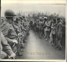 1970 Press Photo National Guardsmen face demonstrators in Burlington, VT picture
