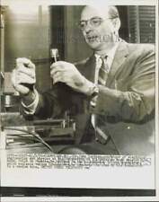 1956 Press Photo Nobel Prize winner Dr. John Bardeen compares tubes in Illinois picture