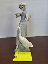 LLADRO GIRL FEEDING GOOSE- GLOSS RETIRED PORCLELAIN FIGURE Mint Condition  picture