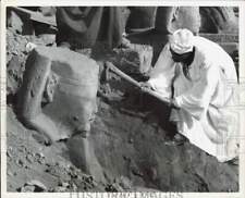 1964 Press Photo Archaeological Worker Uncovering Sphinx Head From Dirt In Egypt picture