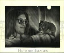 1985 Press Photo Marcella Lowell of Animal Peace with squirrel - nob57457 picture