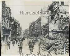 1945 Press Photo U.S. soldiers march down the destroyed streets of Saarbrucken picture