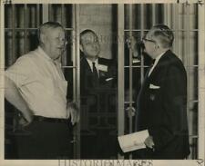1962 Press Photo National Sheriffs Association officials examine new jail door picture