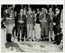 1970 Press Photo Yasser Arafat prays at Gamel Abdel Nasser's grave in Cairo picture