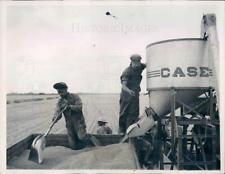 1938 Press Photo Garden City KS Threshing Crew in Wheat Field - ner40349 picture