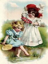 1880s VICTORIAN GIRLS DIPPING FEET IN STREAM FAN HAT FLORAL TRADE CARD 25-240 picture