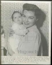1953 Press Photo Esther Williams shows off her infant daughter in Hollywood picture