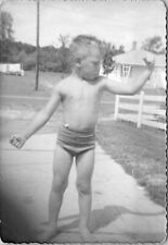 1954 Photo of a little boy showing off his muscles    -  A22 picture