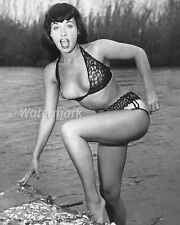 BETTIE PAGE PIN UP VINTAGE  - 1950s Actress Model - 8X10 PUBLICITY PHOTO picture