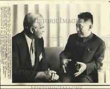 1972 Press Photo Dr. Wu Wei-jan, Chinese physician, talks with Dr. Marston picture