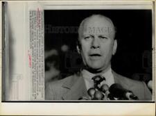 1974 Press Photo Vice President Ford speaks to press at his Alexandria home. picture