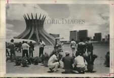 1972 Press Photo Flower vendors at esplanade in Brasilia with Cathedral beyond picture