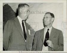 1945 Press Photo David Goldstein and J.O. Dumas confer over manslaughter case. picture