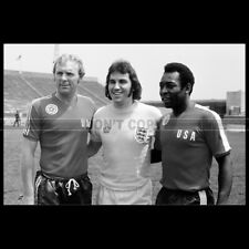 Photo F.012214 Photo PELE BOBBY MOORE GERRY FRANCIS FOOTBALL SOCCER picture